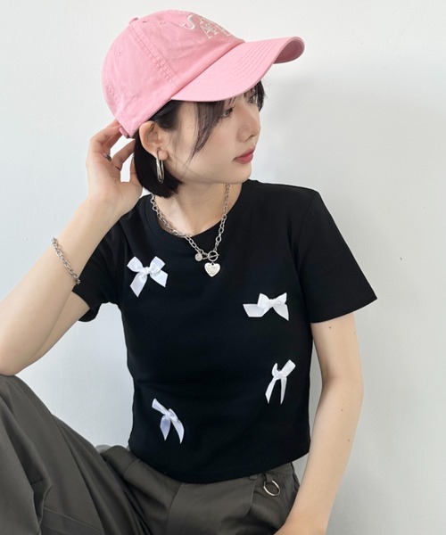 CLEA(クレア)の「リボンモチーフ クロップド丈コンパクト半袖Tシャツ(Tシャツ/カットソー・レディース・グレー/ブラック・FREE)」の2枚目の写真