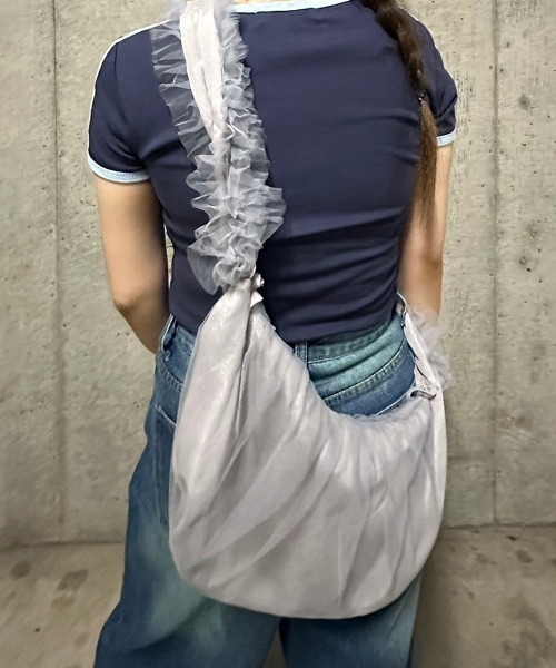 .KOM(ドットコム)の「A'GEM/9 × .kom 『.KOM/ドットケーオーエム』 フリルショートBAG(ハンドバッグ・レディース・ブラック/ホワイト/グレー/ピンク・FREE)」の1枚目の写真