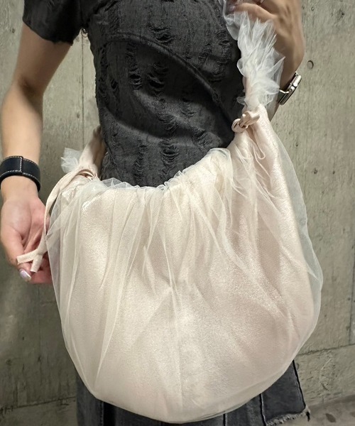 .KOM(ドットコム)の「A'GEM/9 × .kom 『.KOM/ドットケーオーエム』 フリルショートBAG(ハンドバッグ・レディース・ブラック/ホワイト/グレー/ピンク・FREE)」の4枚目の写真