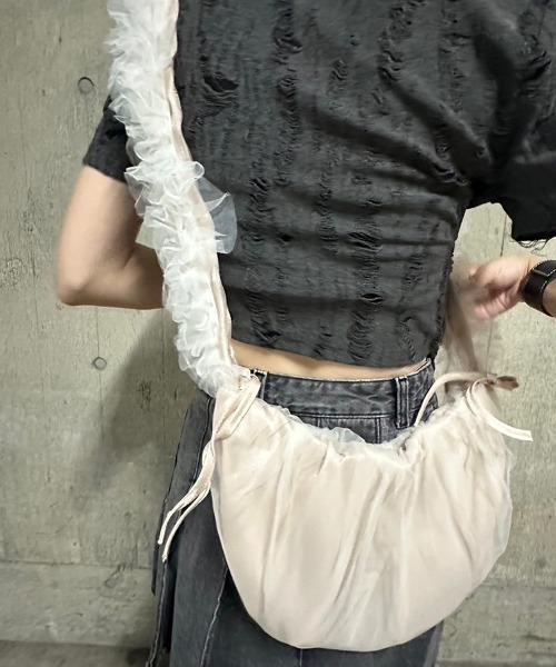 .KOM(ドットコム)の「A'GEM/9 × .kom 『.KOM/ドットケーオーエム』 フリルショートBAG(ハンドバッグ・レディース・ブラック/ホワイト/グレー/ピンク・FREE)」の22枚目の写真