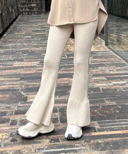 emmi(エミ)の「フレアヘムラメリブニットパンツ(その他パンツ・レディース・ライトベージュ/ダークネイビー・0/1)」の1枚目の写真