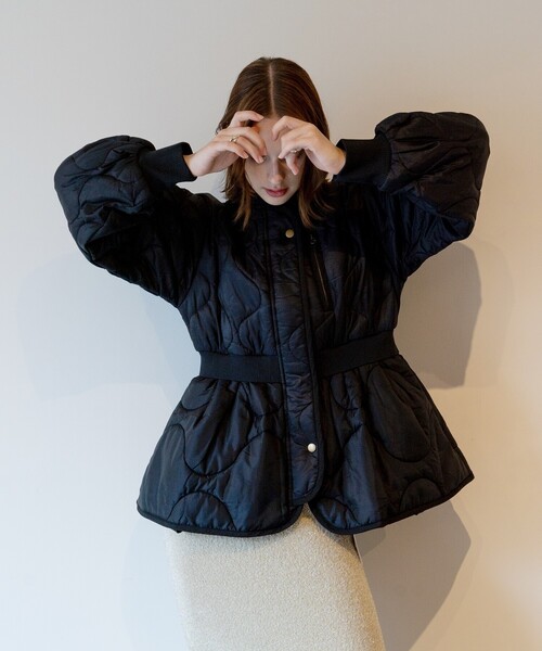 FREAK'S STORE（フリークスストア）の「リメイク風 ヴィンテージ 加工 キルトペプラムジャケット / ノーカラーキルトコート（その他アウター・レディース・ブラック/オフホワイト/オリーブ・ﾌﾘ-）」の3枚目の写真