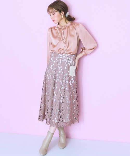 marun（マルン）の「＜大きいサイズ＞ 微光沢ギャザーデザインブラウス marun（シャツ/ブラウス・レディース・グレー系/アイボリー/ピンク・4L/3L/LL/L/5L）」の5枚目の写真