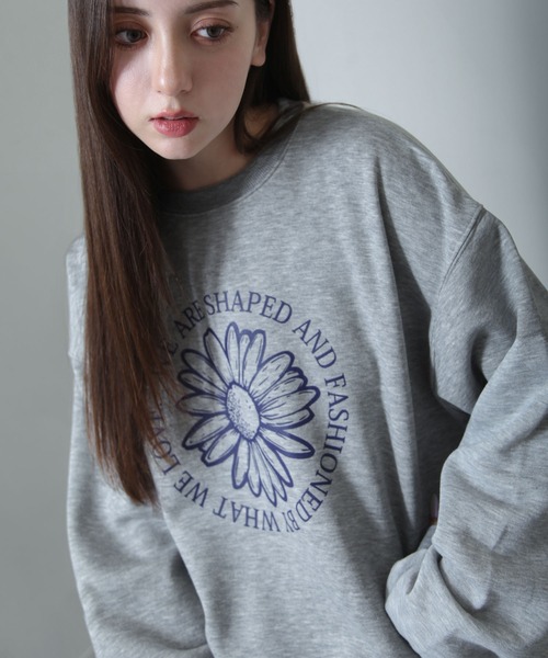 NILWAY（ニルウェイ）の「フラワーデザイン オーバーサイズ スウェット（スウェット・レディース・オートミール/ブラック/杢グレー・MEDIUM/LARGE）」の2枚目の写真