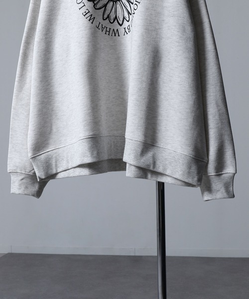 NILWAY（ニルウェイ）の「フラワーデザイン オーバーサイズ スウェット（スウェット・レディース・オートミール/ブラック/杢グレー・MEDIUM/LARGE）」の10枚目の写真