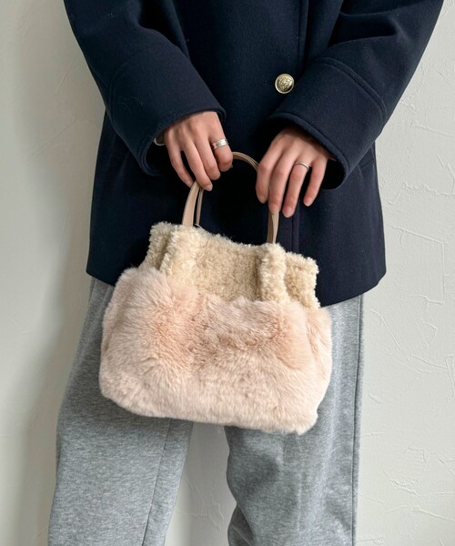 fredy emue（フレディエミュ）の「ミックスファー２WAYトートバック（ショルダーバッグ・レディース・グレー/ベージュ・FREE）」の4枚目の写真