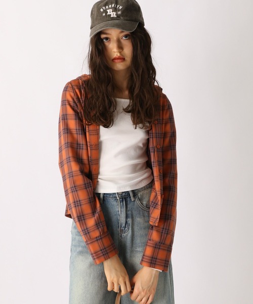 FOREVER 21（フォーエバー トゥエンティーワン）の「【2025SS】チェックフーディコンパクトシャツ（シャツ/ブラウス・レディース・ブラック/ブルー/オレンジ・FREE）」の3枚目の写真