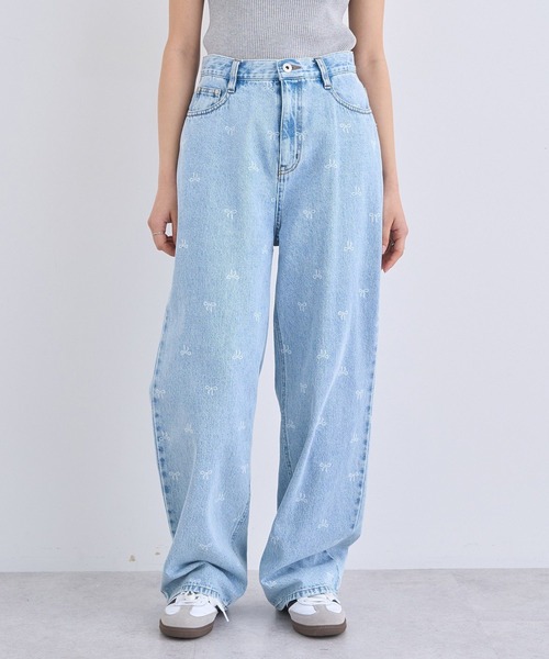 earth music&ecology（アースミュージックアンドエコロジー）の「リボンプリントデニムパンツ（デニムパンツ・レディース・ライトグレー/ライトインディゴブルー・S/M）」の2枚目の写真