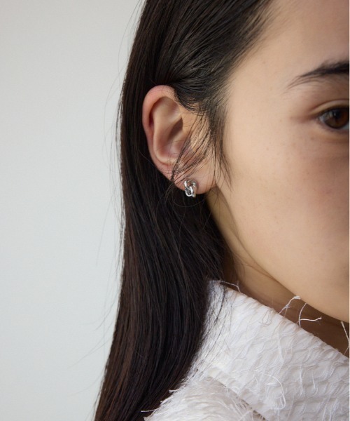 AZUL by moussy(アズールバイマウジー)の「クロスリングプチピアス(ピアス(両耳用)・レディース・ゴールド系その他/シルバー・FREE)」の2枚目の写真