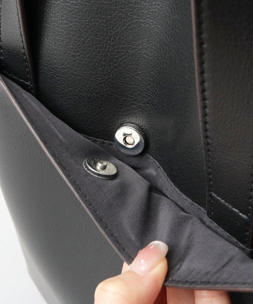 Legato Largo(レガートラルゴ)の「かるいかばん レザー調 PC収納リュック A4・13インチPC収納対応(ビジネスバッグ・レディース・ライトグレー/ブラック/グレイッシュベージュ・FREE)」の4枚目の写真