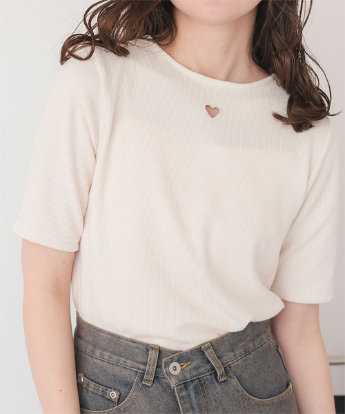 titivate(ティティベイト)の「ハートカット刺繍前後2wayハーフスリーブTシャツ(Tシャツ/カットソー・レディース・ブラック/ホワイト/ダークネイビー/レッド/アイボリー・M/S/L)」の3枚目の写真