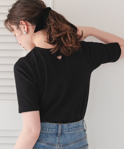 titivate(ティティベイト)の「ハートカット刺繍前後2wayハーフスリーブTシャツ(Tシャツ/カットソー・レディース・ブラック/ホワイト/ダークネイビー/レッド/アイボリー・M/S/L)」の1枚目の写真