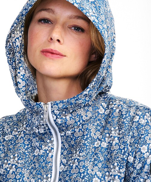 AIGLE（エーグル）の「撥水リバティプリントフーデッドジャケット（ナイロンジャケット・レディース・ブルー/ベージュ・34/38/36/40）」の2枚目の写真