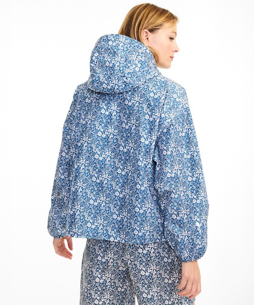 AIGLE（エーグル）の「撥水リバティプリントフーデッドジャケット（ナイロンジャケット・レディース・ブルー/ベージュ・34/38/36/40）」の8枚目の写真