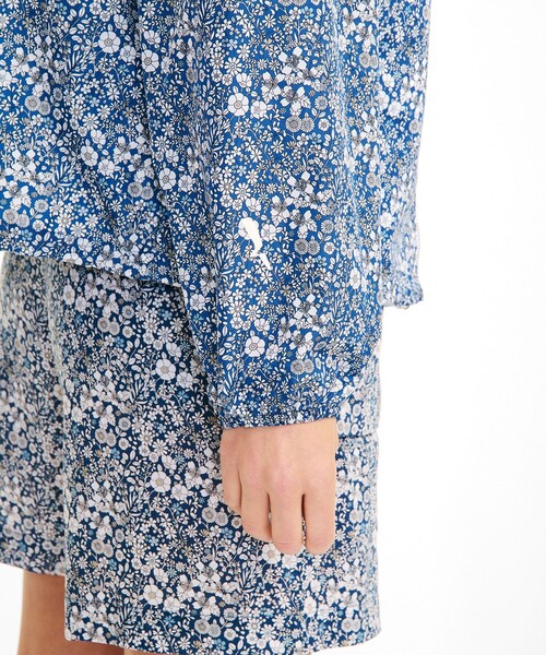 AIGLE（エーグル）の「撥水リバティプリントフーデッドジャケット（ナイロンジャケット・レディース・ブルー/ベージュ・34/38/36/40）」の6枚目の写真