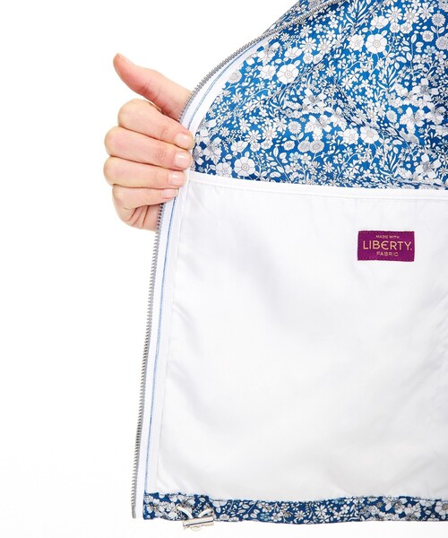 AIGLE（エーグル）の「撥水リバティプリントフーデッドジャケット（ナイロンジャケット・レディース・ブルー/ベージュ・34/38/36/40）」の4枚目の写真