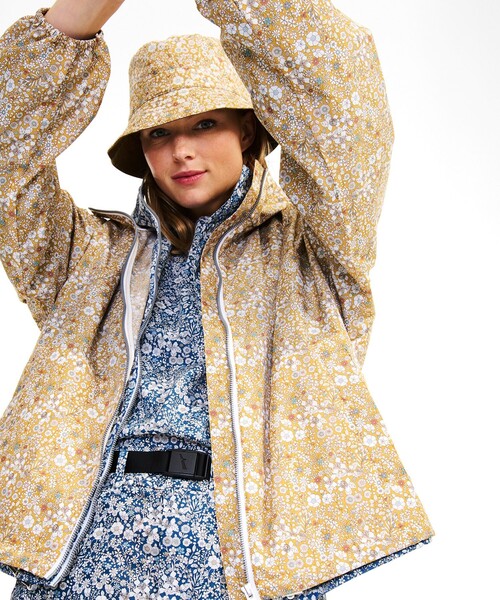 AIGLE（エーグル）の「撥水リバティプリントフーデッドジャケット（ナイロンジャケット・レディース・ブルー/ベージュ・34/38/36/40）」の3枚目の写真