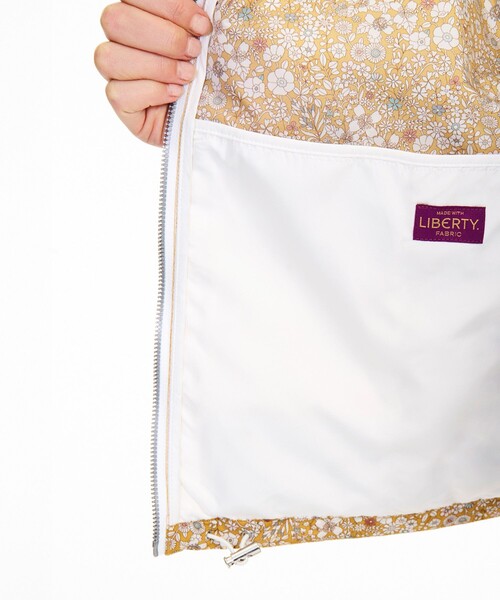 AIGLE（エーグル）の「撥水リバティプリントフーデッドジャケット（ナイロンジャケット・レディース・ブルー/ベージュ・34/38/36/40）」の17枚目の写真