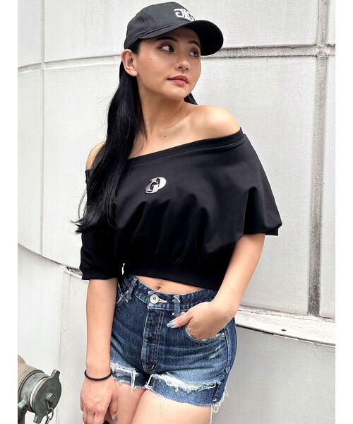 GYDA(ジェイダ)の「GDエンボスオフショルトップス(Tシャツ/カットソー・レディース・ブラック/オフホワイト/ピンク/スカイブルー・FREE)」の5枚目の写真