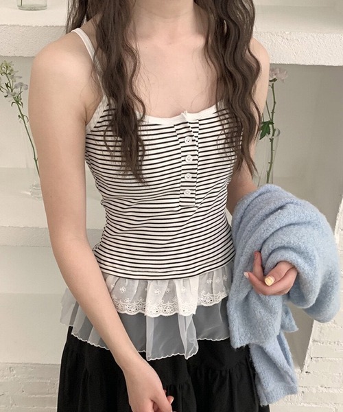 HALEY PESCA(ヘーリーペスカ)の「HALEY PESCA/カップ付き ボーダー柄 裾フリルヘンリーキャミソール(キャミソール・レディース・ホワイト/ブラック・FREE)」の1枚目の写真