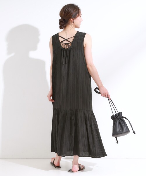 DRESKIP（ドレスキップ）の「【S-LL】後ろ姿も抜かりなく 1枚でサマ見え ティアードワンピース（ワンピース・レディース・ブルー系その他/ブラック/ダークブラウン・04/03/02/01）」の5枚目の写真