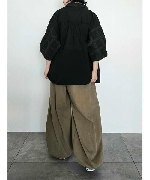 SM2（エスエムツー）の「スクエア刺繍袖タックシャツ（シャツ/ブラウス・レディース・サックスブルー/ブラック/オフホワイト/ブラウン・F）」の16枚目の写真