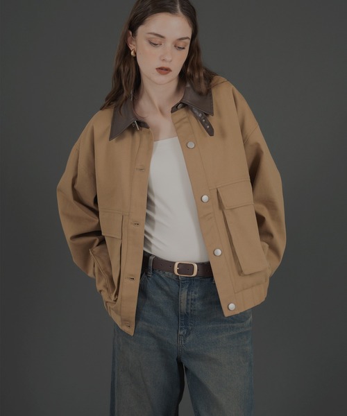 Mili affinity（ミリアフィニティー）の「フェイクレザー切り替えバイカラーワークジャケット（ブルゾン・レディース・ブラック/ベージュ/ブラウン・FREE）」の4枚目の写真