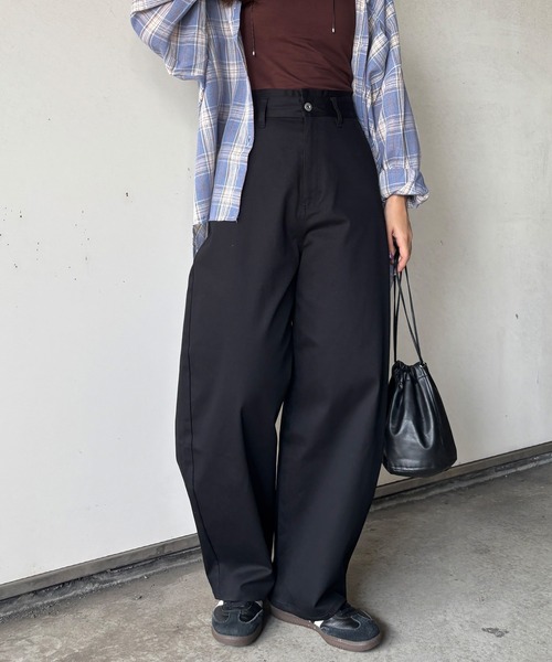 ISOOK(アイスー)の「ワイドエッグチノパンツ / バレルパンツ コクーンパンツ ハイウエスト ベージュ ブラウン カーキ ブラック ZOZOTOWN限定(チノパンツ・レディース・ブラウン/ブラック/カーキ/ライトベージュ・マルチサイズ)」の1枚目の写真