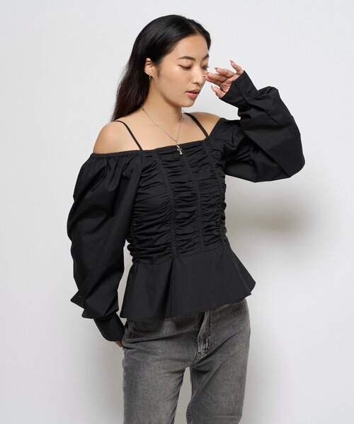 WHO'S WHO gallery（フーズフーギャラリー）の「2WAYオフショルダーパフスリーブブラウス（シャツ/ブラウス・レディース・ブラウン/ブラック/ホワイト/ブルー・FREE）」の3枚目の写真