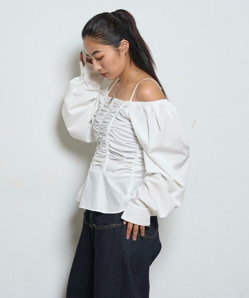 WHO'S WHO gallery（フーズフーギャラリー）の「2WAYオフショルダーパフスリーブブラウス（シャツ/ブラウス・レディース・ブラウン/ブラック/ホワイト/ブルー・FREE）」の7枚目の写真
