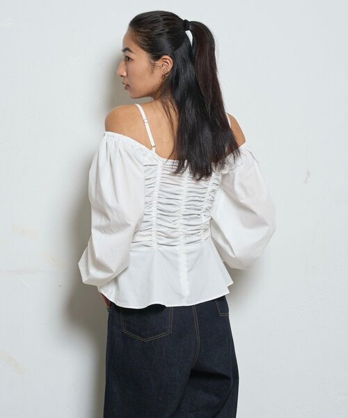 WHO'S WHO gallery（フーズフーギャラリー）の「2WAYオフショルダーパフスリーブブラウス（シャツ/ブラウス・レディース・ブラウン/ブラック/ホワイト/ブルー・FREE）」の8枚目の写真
