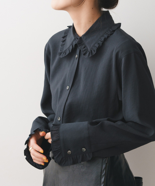 OUR フリルカラーブラウス ブラック 9月下旬発送予定ダブルフリルカラーブラウス 【2023AWオンライン先行