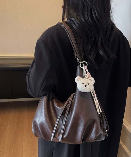 gossip!ロサンゼルス(ゴシップロサンゼルス)の「Y2Kチャーム付き大容量バッグ ショルダーバッグ&斜め掛けバッグ デイリー&通勤用/3WAY(ショルダーバッグ・レディース・ダークブラウン/ブラック・FREE)」の20枚目の写真
