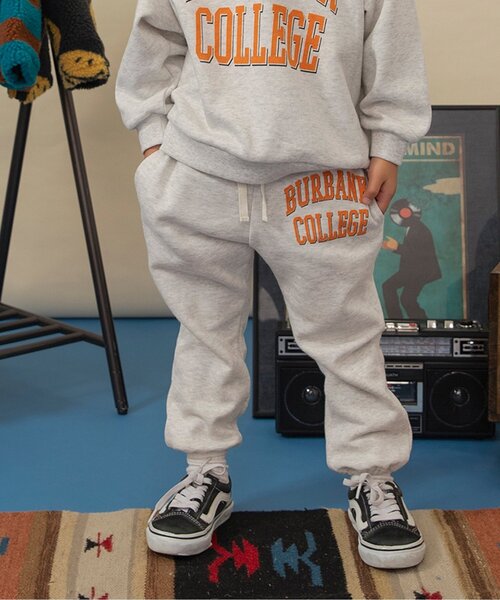 BREEZE（ブリーズ）の「【リンク/セットアップ可】カレッジバリエーションパンツ_ジュニア対応（スウェットパンツ・キッズ・チャコール/ネイビー/グリーン/レッド/アイボリー/サックスブルー・80/90/100/110/120/130/140/150）」の2枚目の写真