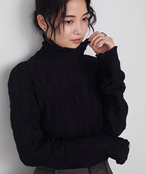 forksy.（フォルクシー）の「【forksy.】ジオメトリックデザイン シアーハイネックメローロングスリーブTシャツ（Tシャツ/カットソー・レディース・マスタード/ブラウン/ピンク/オフホワイト/ブラック・FREE）」の2枚目の写真