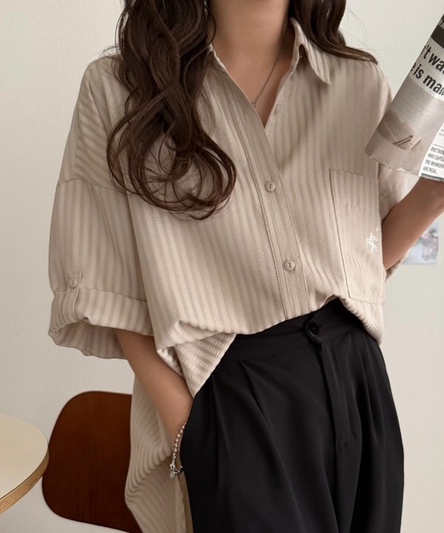 classicalelf(クラシカルエルフ)の「【接触冷感・吸水速乾・UVカット・防シワ機能付き】愛されレトロムードな大人カジュアル♪ドビーストライプロールアップシャツ(半袖)(シャツ/ブラウス・レディース・モカ/アイボリー/グレイッシュベージュ・SMALL/MEDIUM/LARGE/X-LARGE)」の3枚目の写真