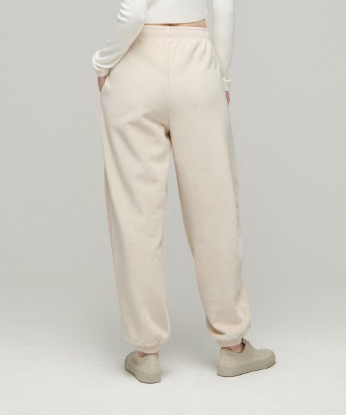 MUSINSA STANDARD WOMAN（ムシンサスタンダードウーマン）の「ウィメンズベルベットコーデュロイスウェットパンツ[クリームベージュ]（スウェットパンツ・レディース・その他・SMALL/MEDIUM/LARGE/X-SMALL）」の2枚目の写真