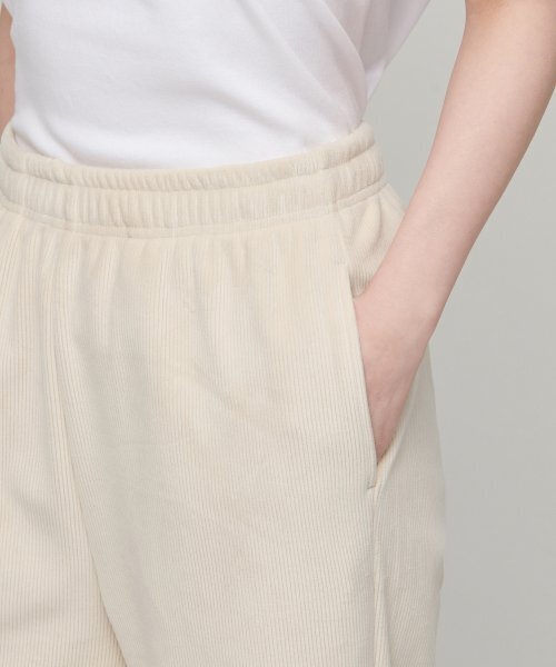MUSINSA STANDARD WOMAN（ムシンサスタンダードウーマン）の「ウィメンズベルベットコーデュロイスウェットパンツ[クリームベージュ]（スウェットパンツ・レディース・その他・SMALL/MEDIUM/LARGE/X-SMALL）」の5枚目の写真