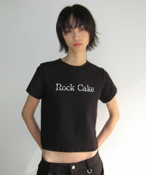 ROCKCAKE(ロックケーキ)の「Basic Slit Logo Crop Top - Black(Tシャツ/カットソー・レディース・その他・SMALL)」の1枚目の写真