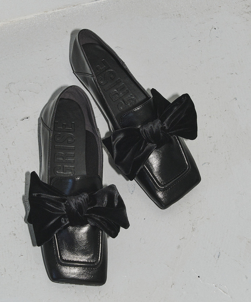 GRISE(グリーズ)の「GRISEワイドスクエアビッグリボンローファー(ローファー・レディース・ゴールド/カーキ/ブラック・23.5cm/24cm/24.5cm/25cm/22cm/22.5cm/23cm)」の4枚目の写真