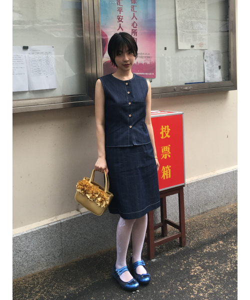 Majournee（マジョネ）の「DENIM SLEEVELESS SHIRT_BLUE（ベスト・レディース・その他・SMALL/MEDIUM）」の2枚目の写真
