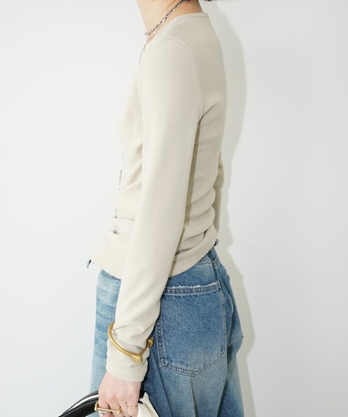 chuclla（チュクラ）の「アシンメトリーボタンライントップス chw26s024（Tシャツ/カットソー・レディース・ホワイト/ライトベージュ/ブラック・FREE）」の8枚目の写真