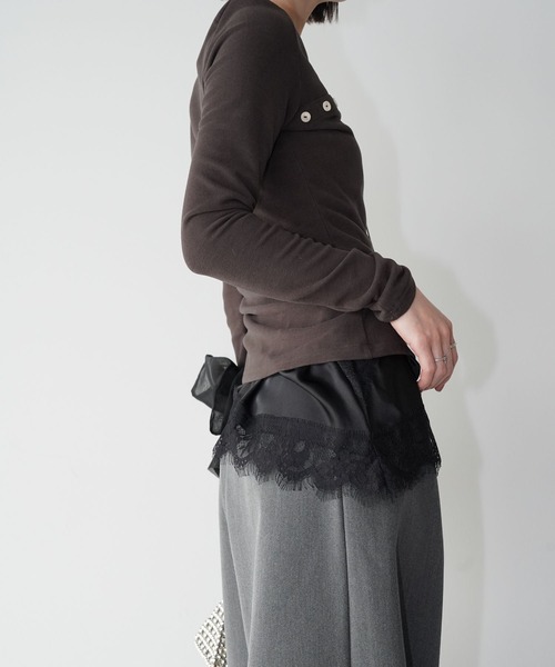 chuclla（チュクラ）の「アシンメトリーボタンライントップス chw26s024（Tシャツ/カットソー・レディース・ホワイト/ライトベージュ/ブラック・FREE）」の15枚目の写真