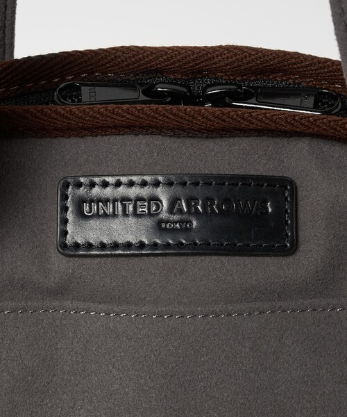 UNITED ARROWS(ユナイテッドアローズ)の「スエードライク ガーメント バッグ(スーツケース/キャリーバッグ・メンズ・ダークグレー/グレー系・FREE)」の9枚目の写真