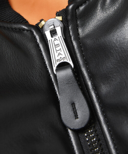 Alpha Industries（アルファインダストリーズ）の「ALPHA/アルファ 別注 LEATHERETTE MA-1（MA-1・メンズ・ブラック/ブラウン・X-LARGE/SMALL/X-SMALL/LARGE/XX-LARGE/MEDIUM）」の13枚目の写真