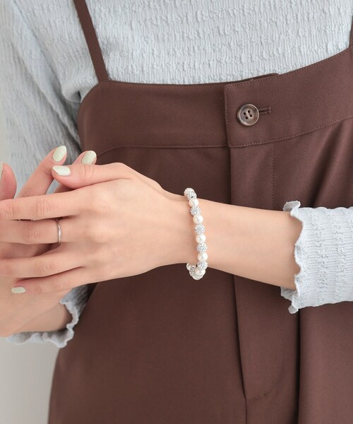 SHOO・LA・RUE(シューラルー)の「パヴェボールフェイクパールゴムブレス(ブレスレット・レディース・アイボリー・00)」の2枚目の写真
