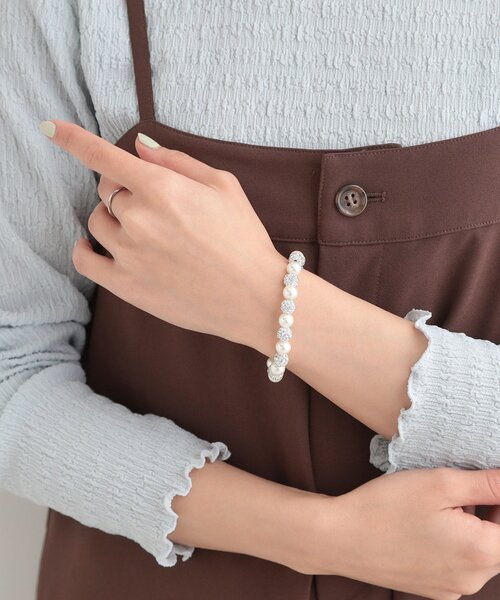 SHOO・LA・RUE(シューラルー)の「パヴェボールフェイクパールゴムブレス(ブレスレット・レディース・アイボリー・00)」の5枚目の写真