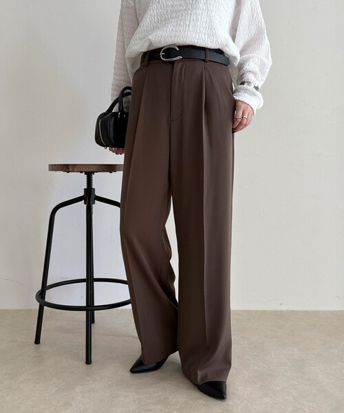 fredy emue（フレディエミュ）の「【オン・オフ対応/高身長サイズあり】とろみツイルタックスラックス（スラックス・レディース・アイボリー/ブラック/チャコールグレー/ブラウン・39/38/36）」の4枚目の写真