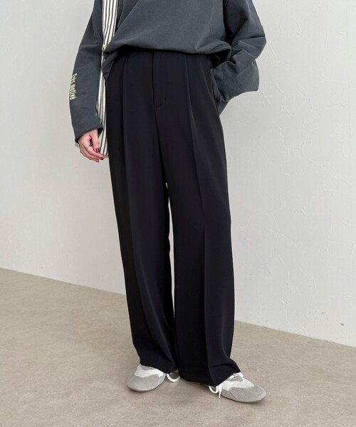 fredy emue（フレディエミュ）の「【オン・オフ対応/高身長サイズあり】とろみツイルタックスラックス（スラックス・レディース・アイボリー/ブラック/チャコールグレー/ブラウン・39/38/36）」の2枚目の写真