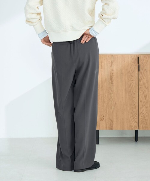 fredy emue（フレディエミュ）の「【オン・オフ対応/高身長サイズあり】とろみツイルタックスラックス（スラックス・レディース・アイボリー/ブラック/チャコールグレー/ブラウン・39/38/36）」の6枚目の写真